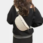 Petit Sac Banane Velours Côtelé Bandoulière Femme en couleur crème porté en bandoulière dans le dos