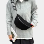 Petit Sac Banane Velours Côtelé Bandoulière Femme noir porté en bandoulière avec lanière ethnique