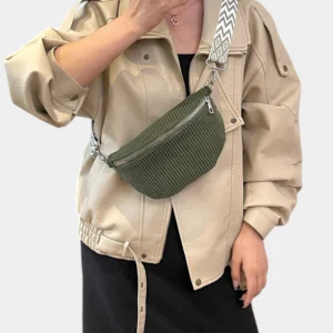 Petit Sac Banane Velours Côtelé Bandoulière Femme vert porté en bandoulière avec une sangle décorative