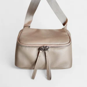 Sac à Main Banane Cuir Femme en cuir beige avec une sangle plate visible et une fermeture éclair ouverte