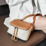 Sac à Main Banane Cuir Femme en cuir blanc et camel avec une sangle en bandoulière et une poche zippée