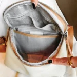 Sac à Main Banane Cuir Femme de couleur blanche avec motif intérieur foncé ouvert et compartiments visibles