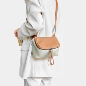 Sac à Main Banane Cuir Femme en cuir beige et marron porté à la taille