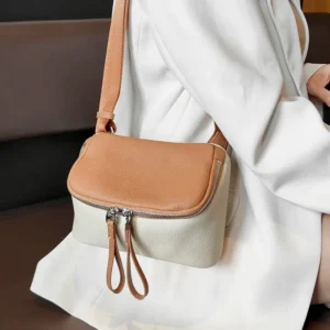 Sac à Main Banane Cuir Femme en cuir beige avec une bandoulière portée sur l'épaule