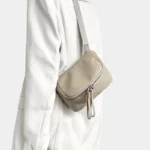 Sac à Main Banane Cuir Femme en cuir gris porté sur le côté avec bandoulière