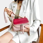 Sac à Main Banane Cuir Femme en cuir rose et bordeaux porté avec une lanière sur l'épaule