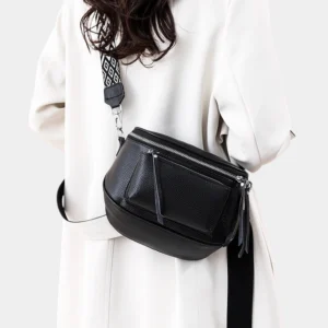 Sac Banane Bandoulière Femme Cuir Chic couleur noire avec poche avant porté sur l'épaule