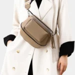 Sac Banane Bandoulière Femme Cuir Chic Poche Avant en cuir beige porté sur le devant