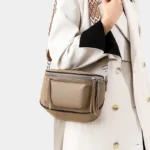 Sac Banane Bandoulière Femme Cuir Chic Poche Avant beige porté sur l'épaule avec une sangle décorative