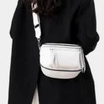 Sac Banane Bandoulière Femme Cuir Chic Poche Avant blanc porté en bandoulière avec une lanière