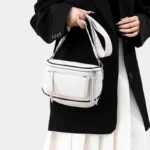 Sac Banane Bandoulière Femme Cuir Chic Poche Avant blanc porté dans une main