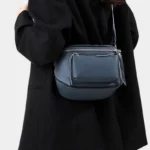 Sac banane bandoulière femme cuir chic de couleur bleue avec poche avant porté dans le dos