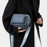 Sac Banane Bandoulière Femme Cuir Chic Poche Avant bleu avec bandoulière ethnique porté à la main