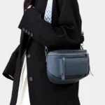 Sac Banane Bandoulière Femme Cuir Chic Poche Avant de couleur bleu en cuir porté sur l'épaule avec bandoulière