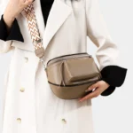 Sac Banane Bandoulière Femme Cuir Chic Poche Avant marron avec bandoulière à motif géométrique porté sur le devant