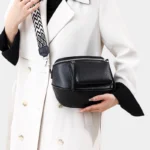 Sac Banane Bandoulière Femme Cuir Chic Poche Avant noir porté à la main avec une bandoulière style chic