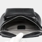 Sac Banane Bandoulière Femme Cuir Chic Poche Avant en cuir noir ouverte