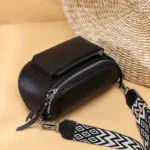 Sac Banane Bandoulière Femme Cuir Chic Poche Avant noir avec une sangle décorative en noir et blanc