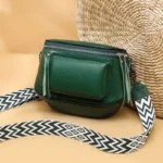 Sac Banane Bandoulière Femme Cuir Chic Poche Avant vert avec une bandoulière tissée en zigzag