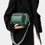 Sac Banane Bandoulière Femme Cuir Chic Poche Avant de couleur verte porté à la main avec une lanière décorative