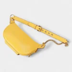 Sac Banane Cuir Coloré en cuir jaune avec une sangle réglable et une chaîne décorative
