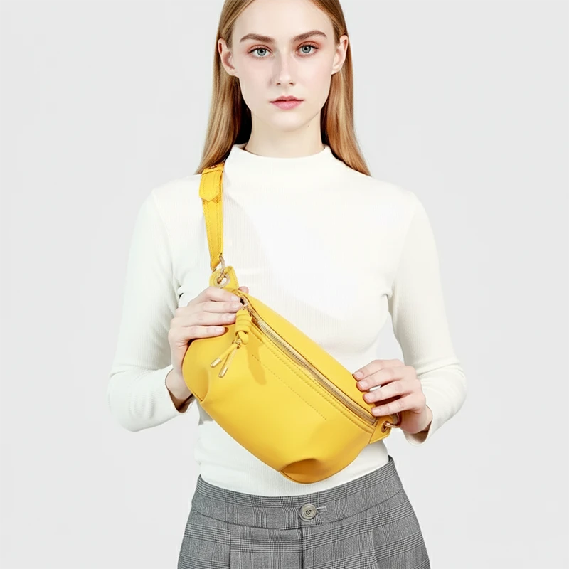 Sac Banane Cuir Coloré jaune porté à la taille par une femme