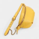Sac Banane Cuir Coloré de couleur jaune avec sangle réglable et fermeture éclair présenté sur une surface plane