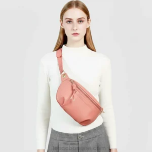 Sac Banane Cuir Coloré en cuir rose porté en travers du corps avec une sangle ajustable