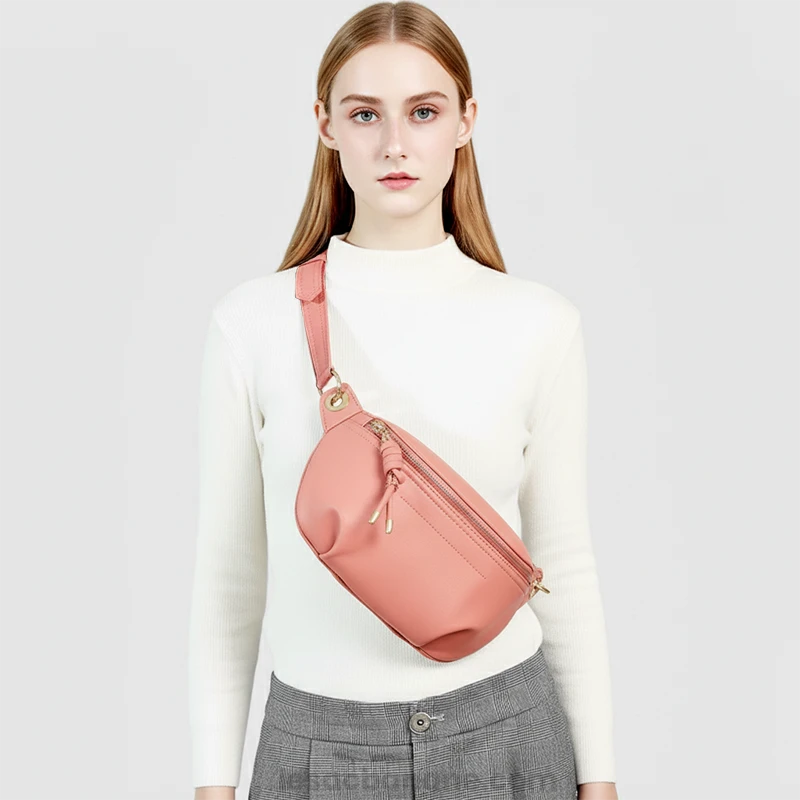 Sac Banane Cuir Coloré en cuir rose porté en travers du corps avec une sangle ajustable