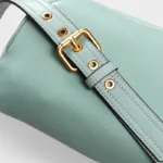 Sac Banane Cuir Coloré en cuir vert avec lanière en cuir et boucle dorée vu de dessus