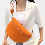 Sac Banane Femme Daim en couleur orange vif en daim porté sur l'épaule avec une bandoulière en tissu décoré