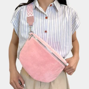 Sac Banane Femme Daim de couleur rose pâle en daim posé sur l'épaule d'une femme