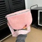 Sac banane femme daim de couleur rose pastel avec une sangle décorative en zigzag