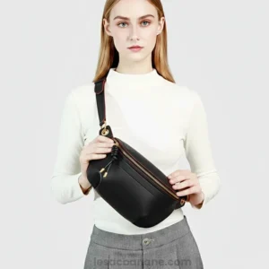 Sac Banane Femme Chic en Cuir Noir porté en bandoulière par une femme avec un pull blanc et une jupe