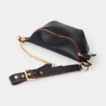 Sac Banane Femme Chic en Cuir Noir avec zip doré et lanière noire avec chainette dorée