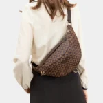 Sac Banane Femme Chic Motif Damier en cuir brun porté sur l'épaule d'une femme avec un motif géométrique en triangles