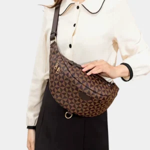 Sac Banane Femme Chic Motif Damier en cuir marron porté sur l'épaule avec des motifs triangulaires