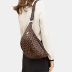 Sac Banane Femme Chic Motif Damier marron en matière synthétique porté sur l'épaule avec un style élégant