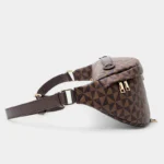 Sac Banane Femme Chic Motif Damier marron avec sangle en simili cuir présenté sur un fond blanc
