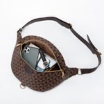 Sac Banane Femme Chic Motif Damier en matiere synthétique marron avec fermeture éclair ouverte et objets à l'intérieur