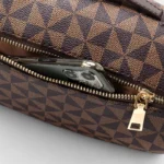 Sac Banane Femme Chic Motif Damier en matière marron avec un motif géométrique et une poche ouverte pour téléphone visible