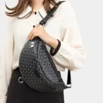Sac Banane Femme Chic Motif Damier noir avec une sangle en cuir porté sur l'épaule par une femme