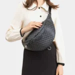 Sac Banane Femme Chic Motif Damier porté sur l'épaule en synthétique avec des motifs géométriques noirs