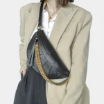 Sac Banane Femme Cuir Chaîne Dorée cuir noir porté en bandoulière avec style Sac Banane Femme Cuir Chaîne Dorée en cuir noir porté en bandoulière avec une chaîne dorée