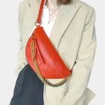 Sac Banane Femme Cuir Chaîne Dorée en cuir rouge tendance porté en travers Sac Banane Femme Cuir Chaîne Dorée en cuir rouge porté en travers du corps avec une chaîne dorée