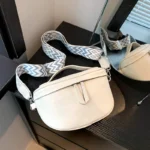 Sac Banane Femme Cuir Chic Bandoulière blanc avec bandoulière géométrique posé sur une table