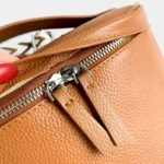 Sac Banane Femme Cuir Chic Bandoulière en cuir brun détail sur la fermeture éclair et les tirettes en cuir