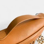 Sac Banane Femme Cuir Chic Bandoulière marron avec une anse et poignée et texture grainée