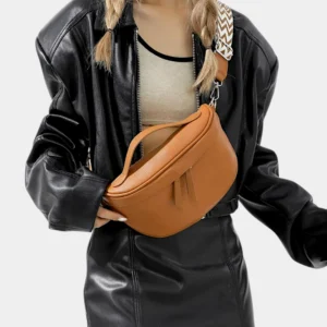 Sac Banane Femme Cuir Chic Bandoulière marron porté en bandoulière avec une sangle décorative et un style moderne