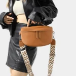 Sac Banane Femme Cuir Chic Bandoulière marron porté par la anse poignée